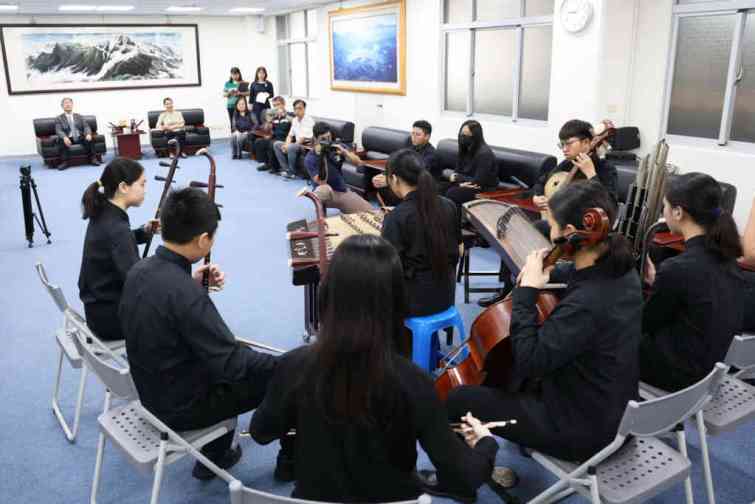 ▲南投國中的10人小型國樂團成員，至縣長室接受表揚，並於現場演奏帶來一場音樂饗宴，非常特別。（記者張玉泰翻攝）