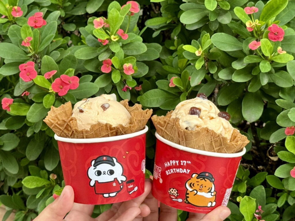 聯名人氣療癒懶萌「小勞撫&爽爽貓」 7-ELEVEN酷聖石複合店推出「木瓜牛奶QQ冰淇淋」