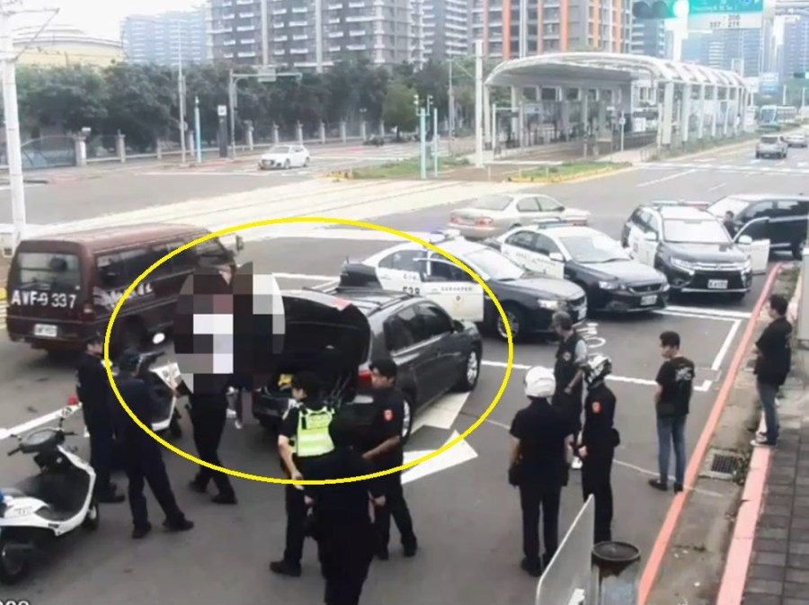 生存玩家空地試槍 淡水12警力攔車查獲6玩具槍 194 cnews204240415a03