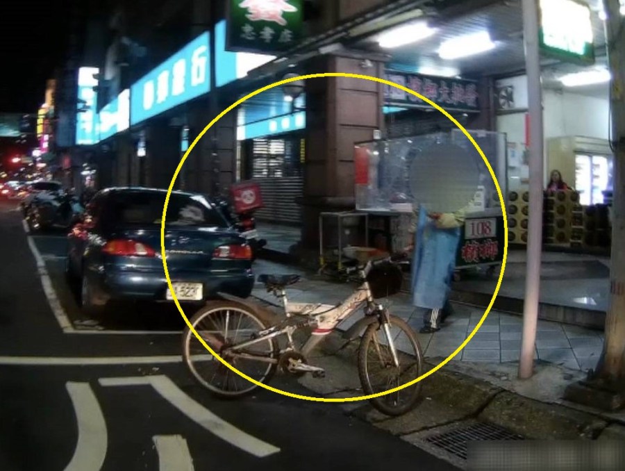 逆向騎車又停公車區 新北保大佛心提醒竟逮通緝犯 195 cnews204240415a05