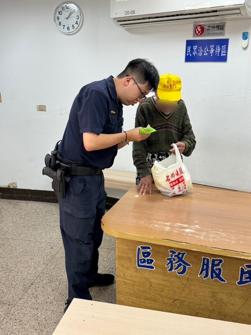 警方助失智翁返家。(記者薛秀蓮翻攝)
