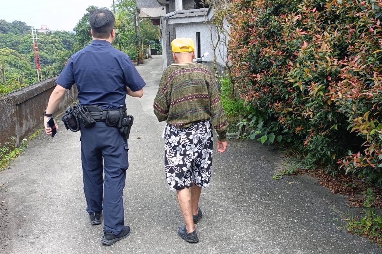警方助失智翁返家。(記者薛秀蓮翻攝)