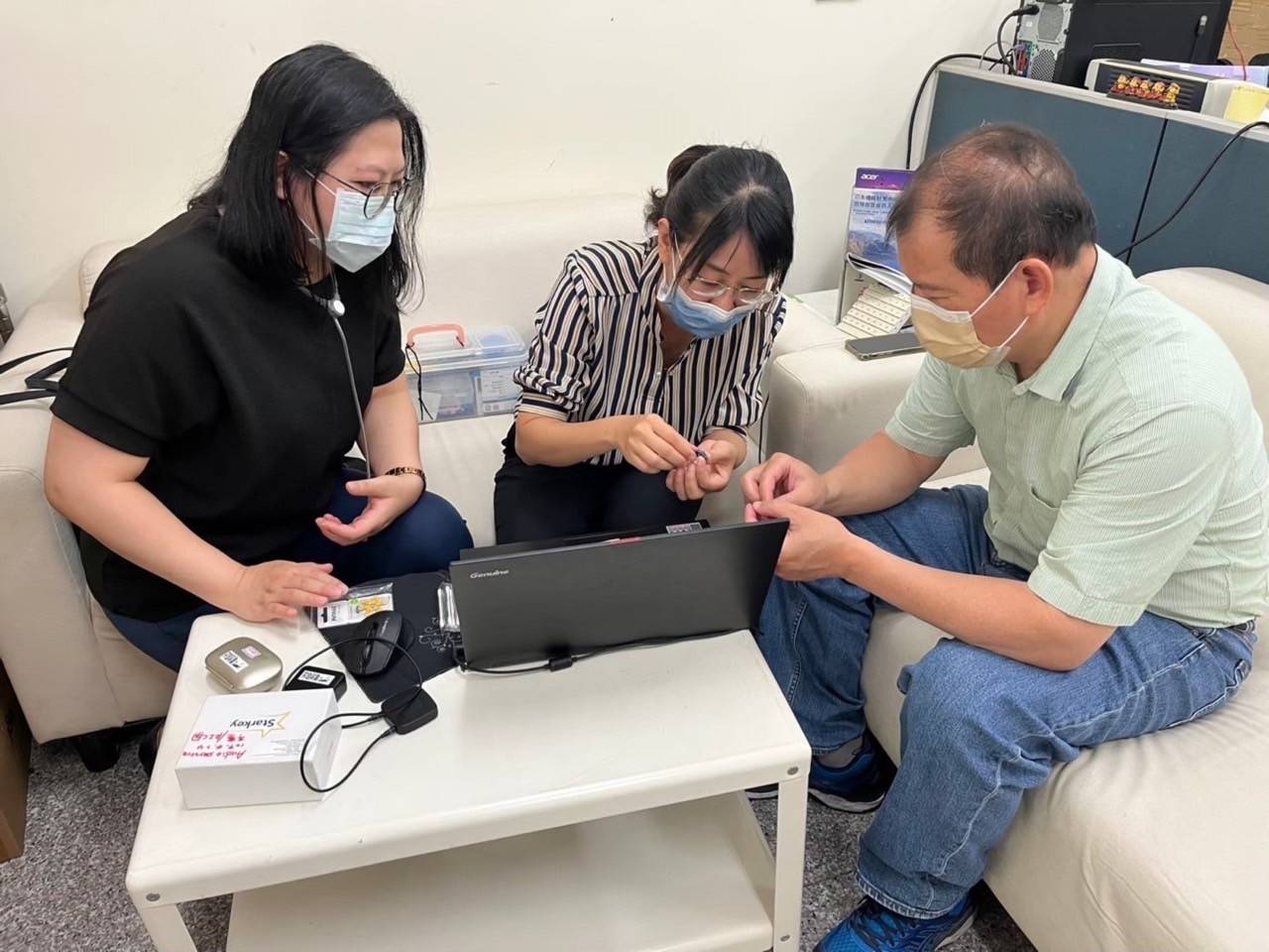 ▲中彰投區助聽輔具廠商進場提供試用及調整服務。(中彰投分署提供)