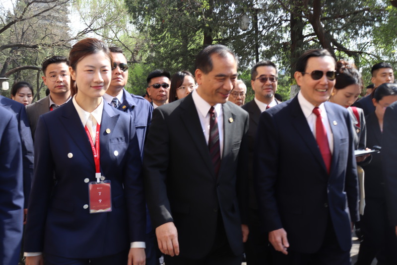 前總統馬英九(前右)9日率大九學堂學生到北京大學交流。去年也到訪台灣做交流的奧運金牌得主,現為北京大學體育教研部講師的丁寧(前左)也陪同馬英九一行人參觀北大。 圖/中央社