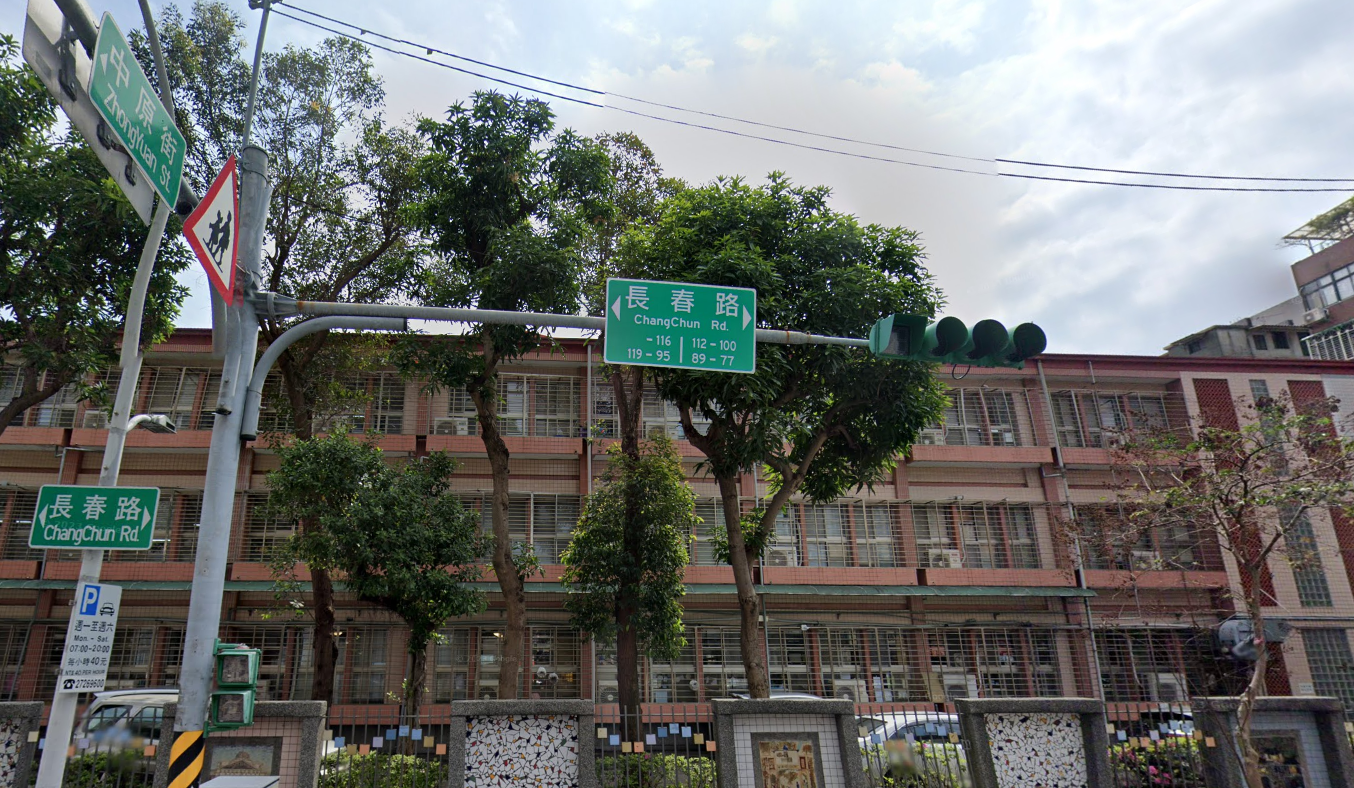 長春路充滿作者兒時的回憶,然而隨著遷離多年,這些記憶也逐漸斑駁。圖/翻攝Google街景