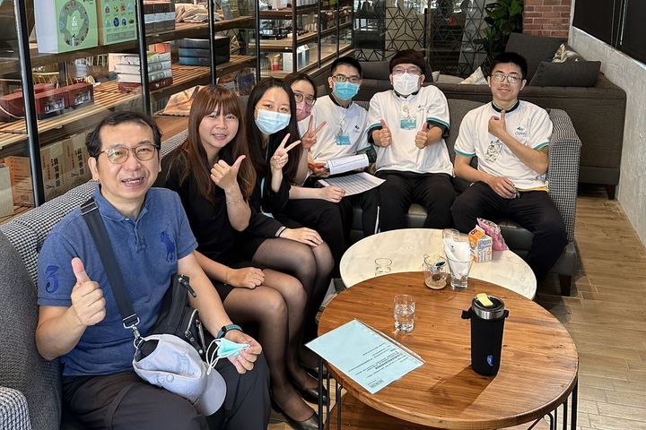 中信科大餐飲系學生前往餐旅企業實習,導師前往關心訪視。 圖:中信科大/提供