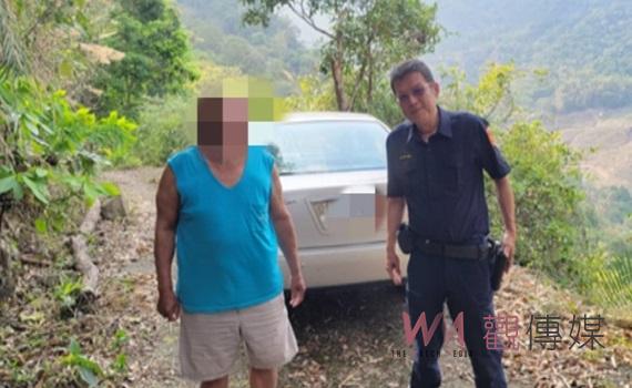遊客車輪胎卡水溝 華山警即刻救援