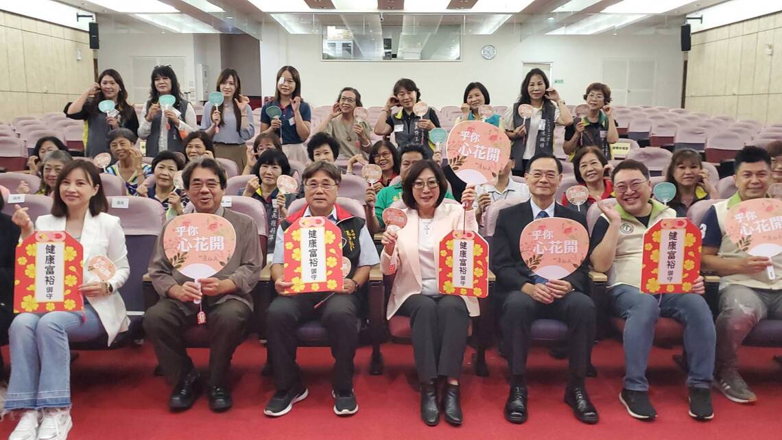 漾新聞|市議會邀媽媽來看明華園歌仔戲 議長康裕成限量送小扇御守給媽媽們最大的祝福!