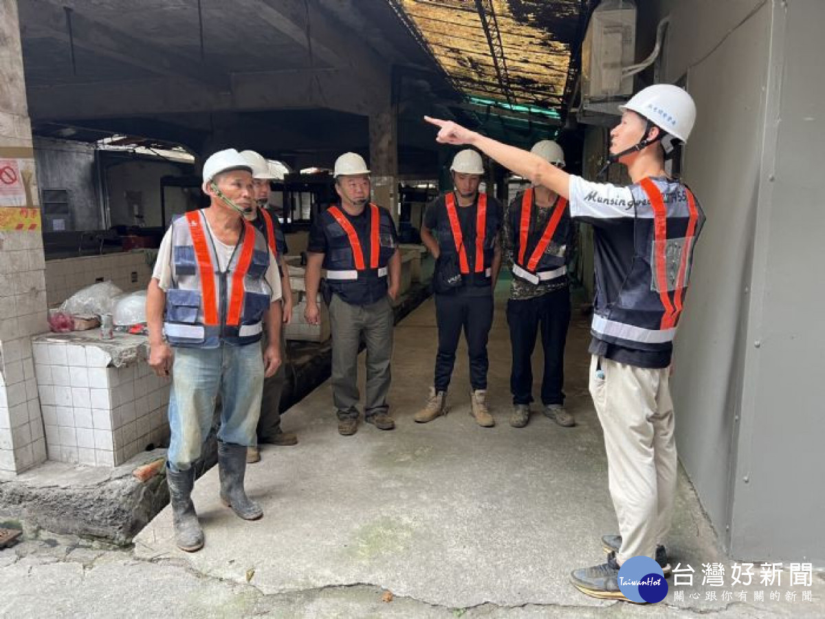 所有權人震後屆期未改善，建管處開拆危樓大溪三元市場。<br /><br /> <br /><br /> 