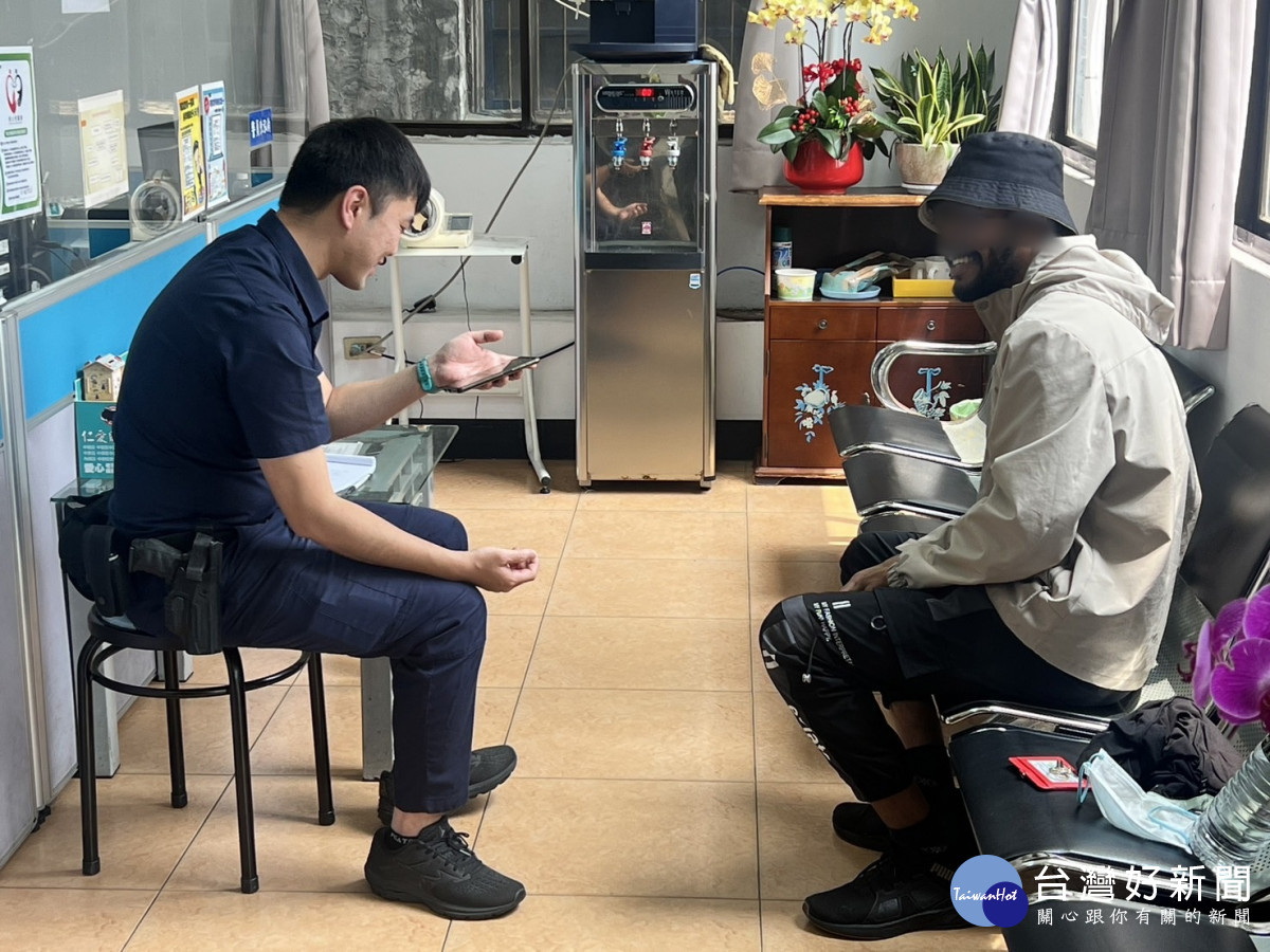 手機遺落計程車警助尋回,印籍男親送巧克力派感謝。