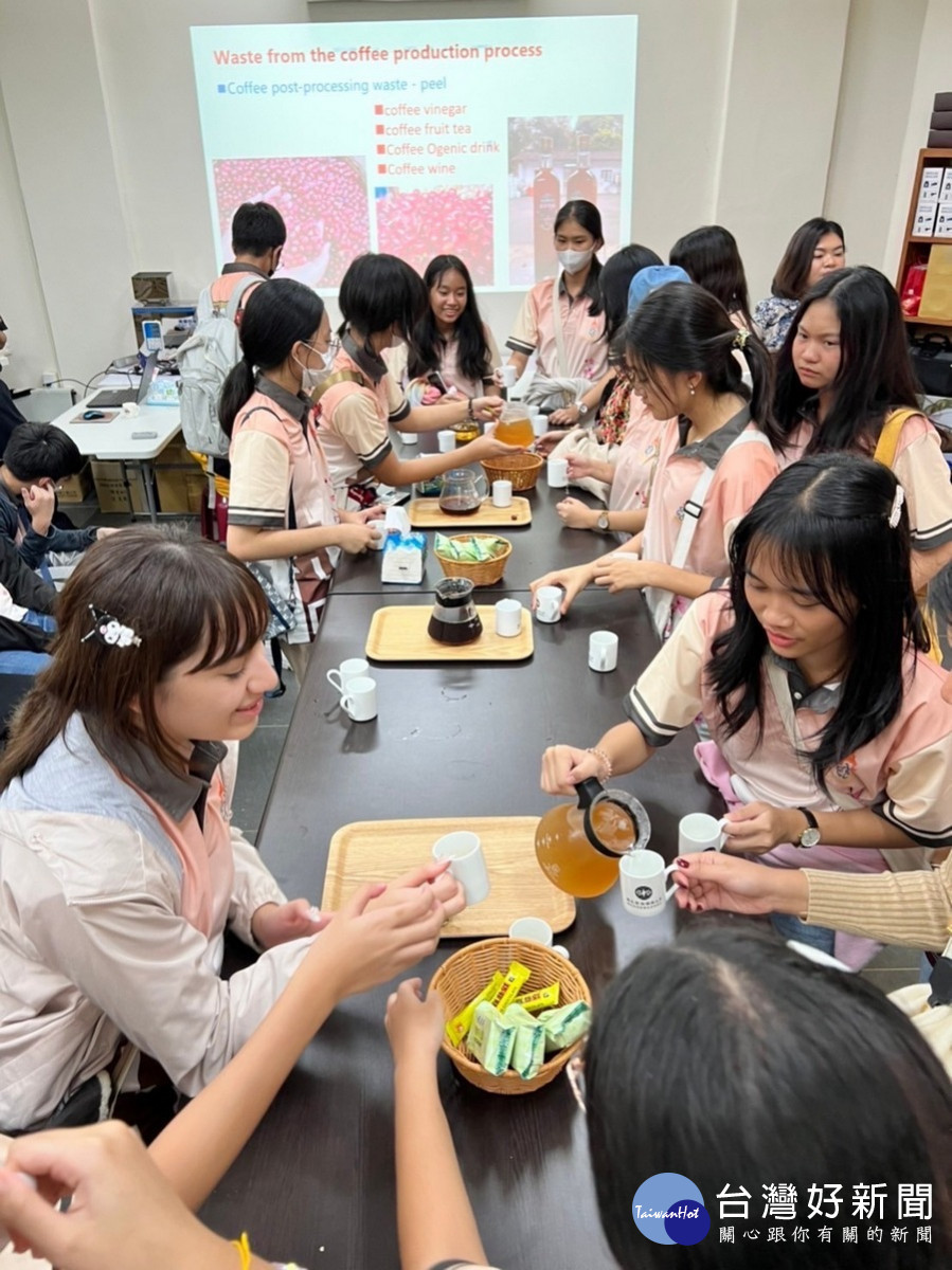 開咖啡店。(暨大提供)