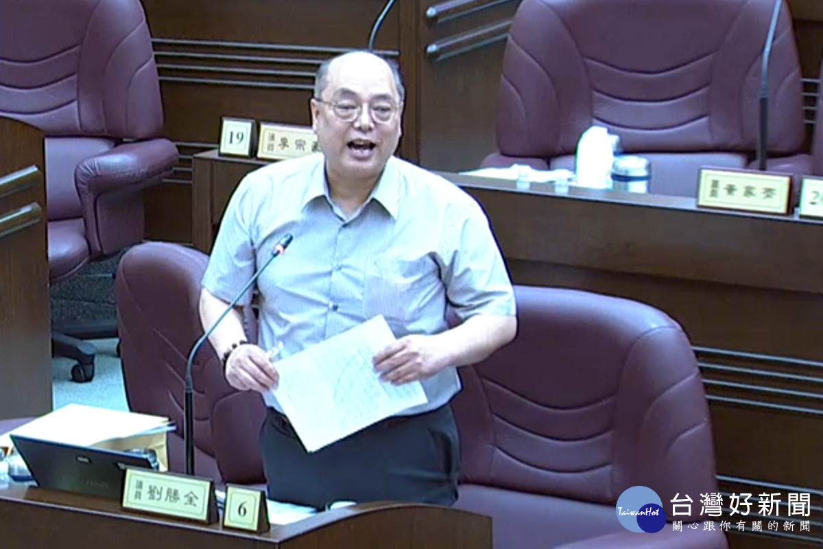 桃園市議員劉勝全於議事堂進行質詢。