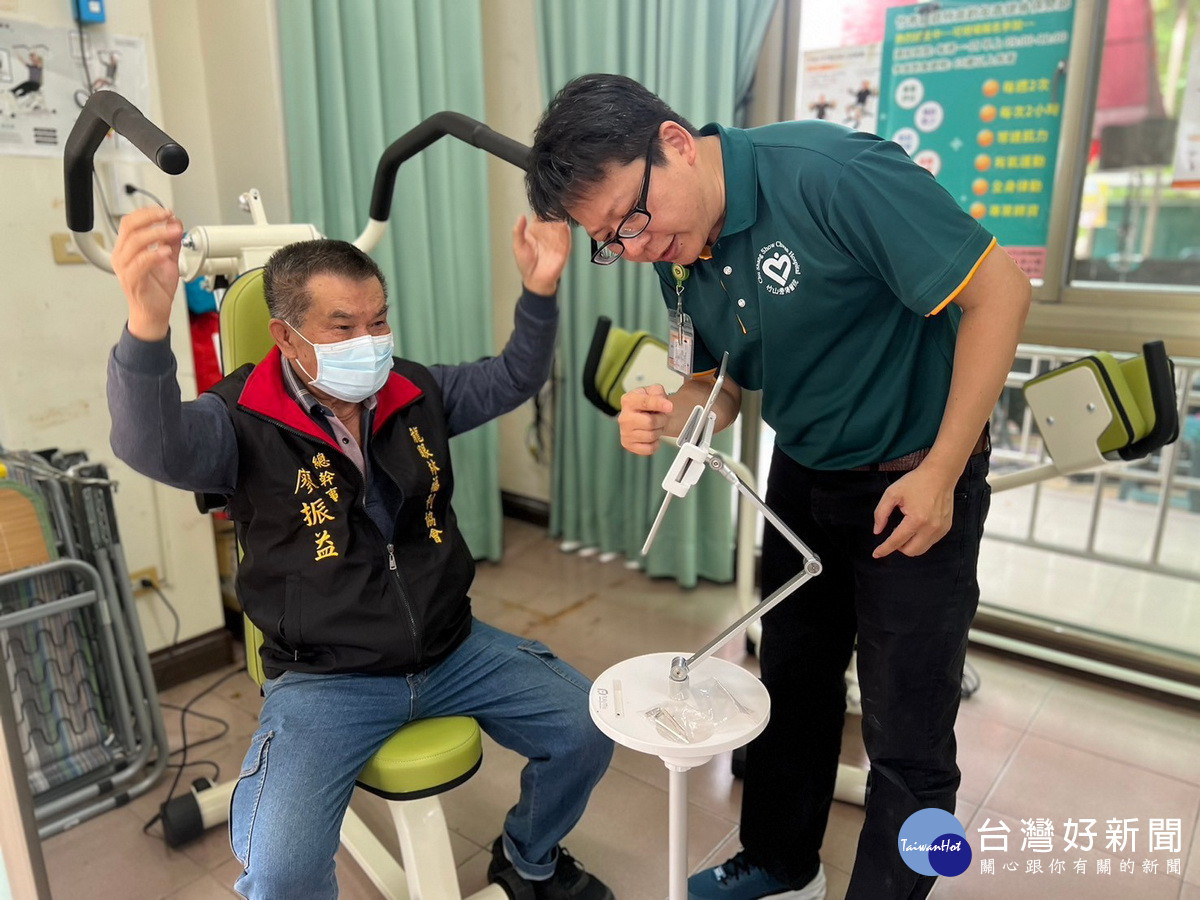 廖總幹事也來體驗健身。(竹山秀傳醫院提供)