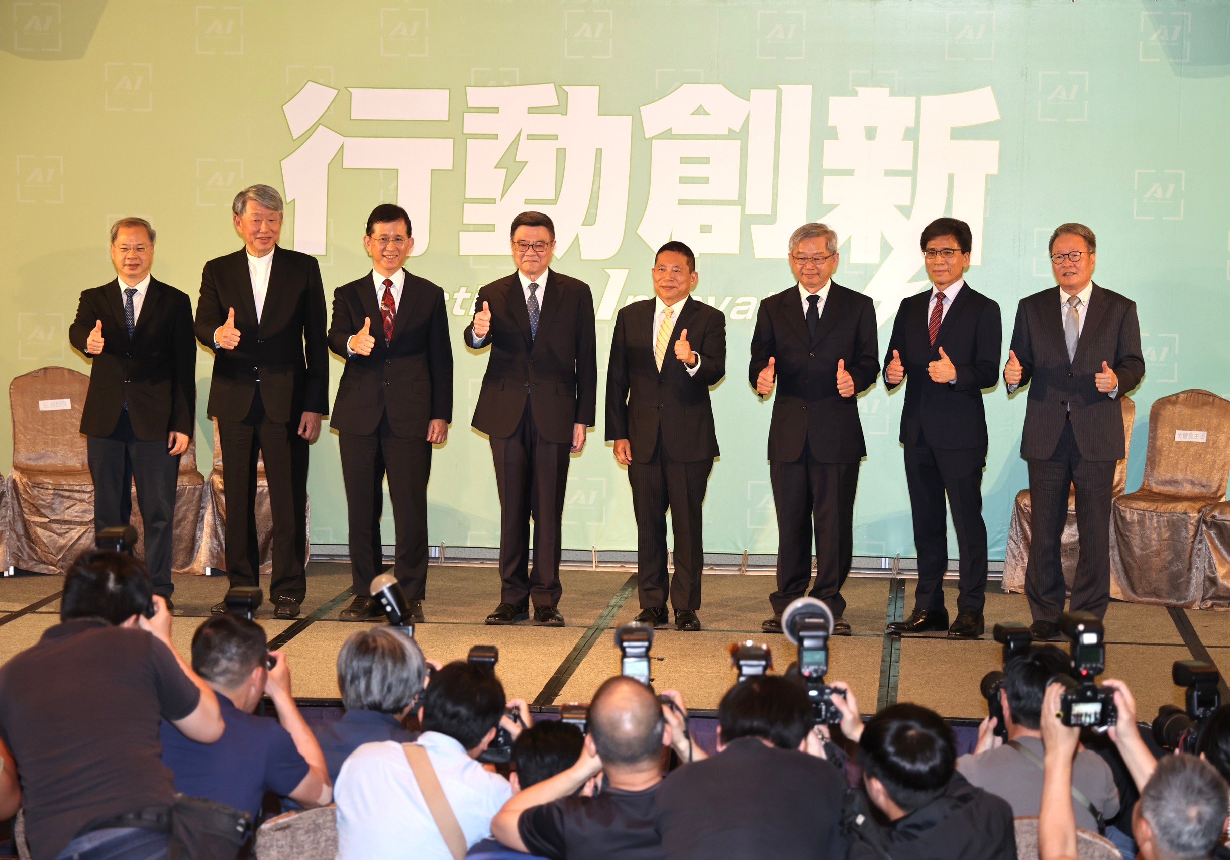準閣揆卓榮泰(左四)公布第三波內閣人事。左起政院秘書長龔明鑫、經濟部長郭智輝、數發部長黃彥男、行政院長卓榮泰、國發會主委劉鏡清、國科會主委吳誠文、金管會主委彭金隆、公共工程會主委陳金德。林啟弘攝