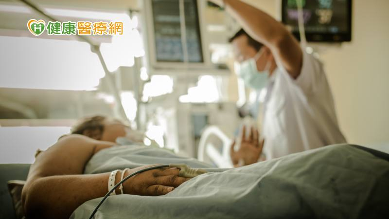男星肺炎併發敗血性休克 醫:病毒控制不住「戰場開太大」