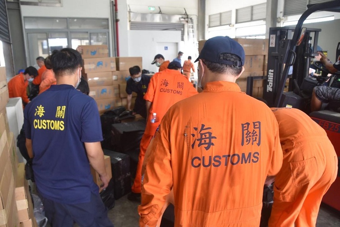 清明連假剛結束 高雄關再度緝獲轉口櫃匿藏菸品市價逾4,000萬元