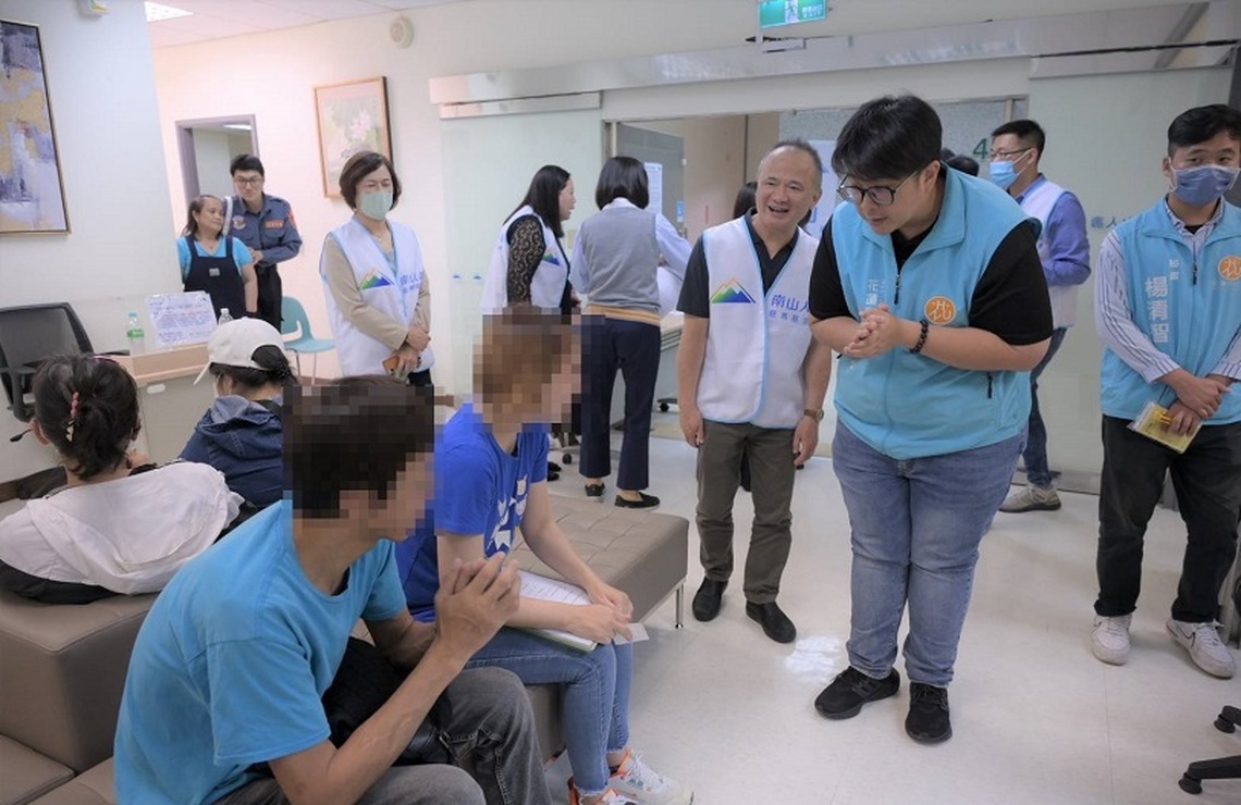 魏嘉彥與南山人壽慈善基金會 攜手關懷受災戶