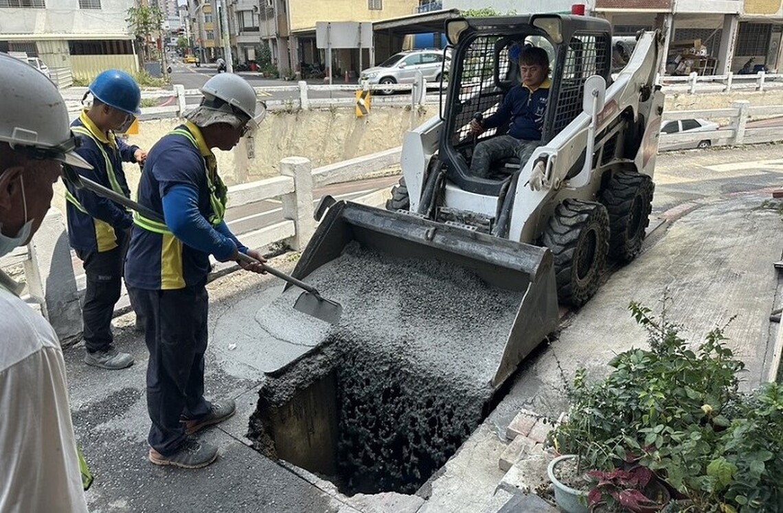 台南府連地下道旁凹陷1貨車卡住 灌漿搶修