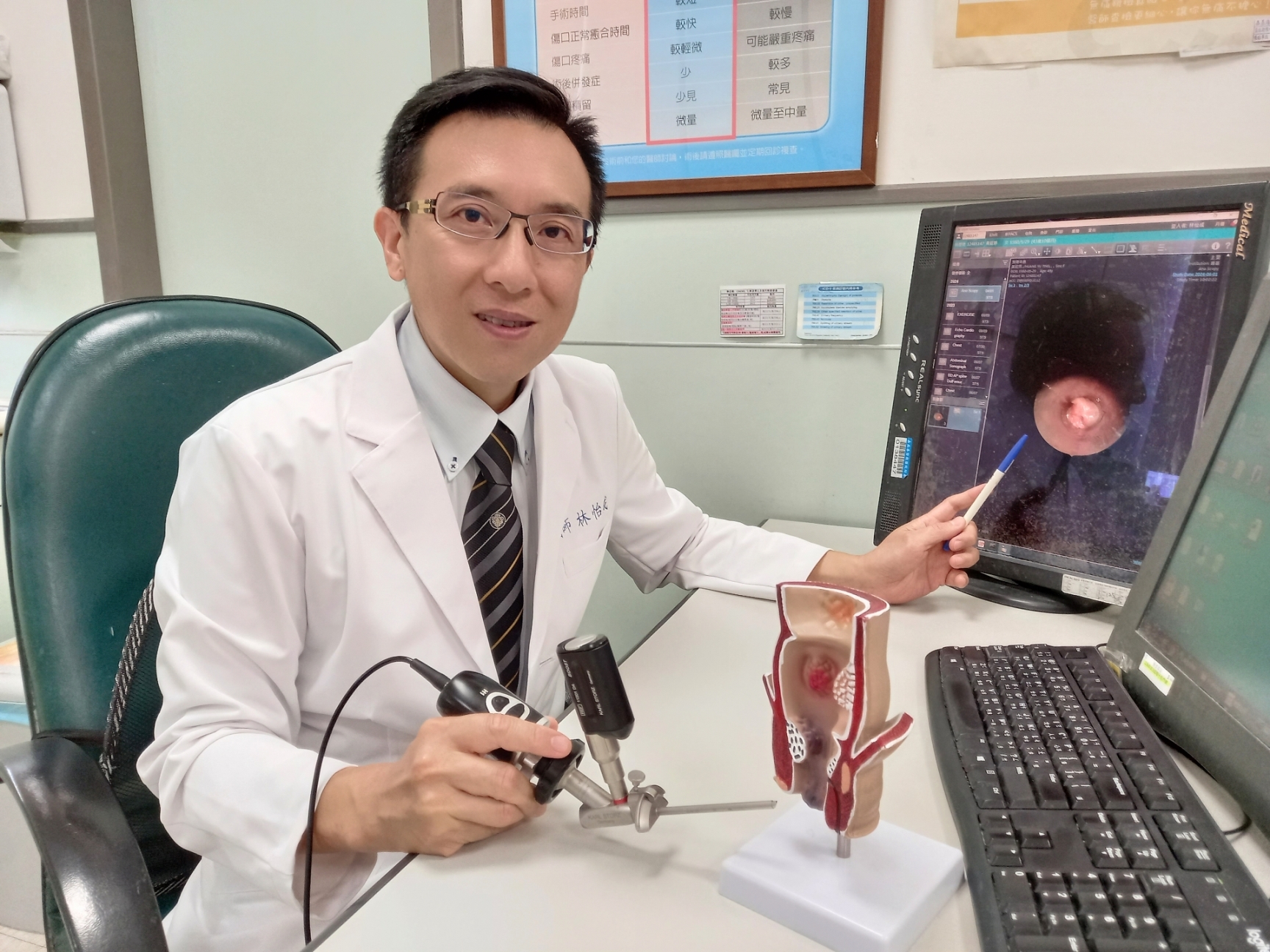 ▲電子直肛鏡的檢查透過內視鏡可以在螢幕上看到自己的「菊花」影像。(嘉義基督教醫院提供)