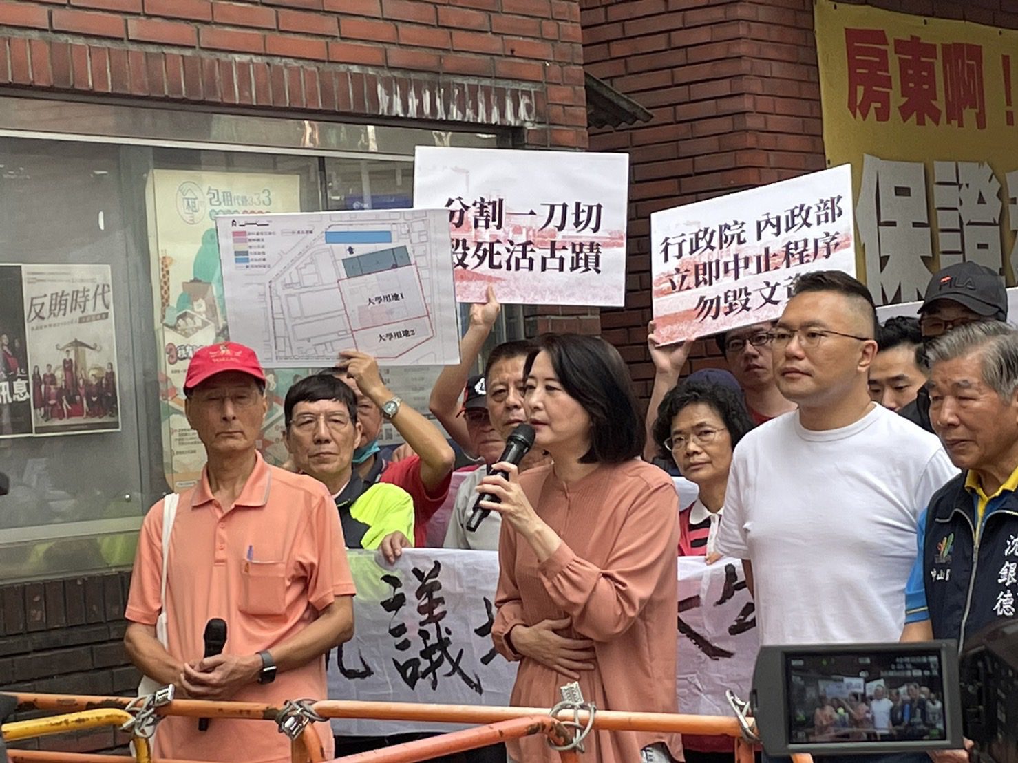 「給活路!為百年活古蹟建國啤酒廠請命」 審議現場抗議行動