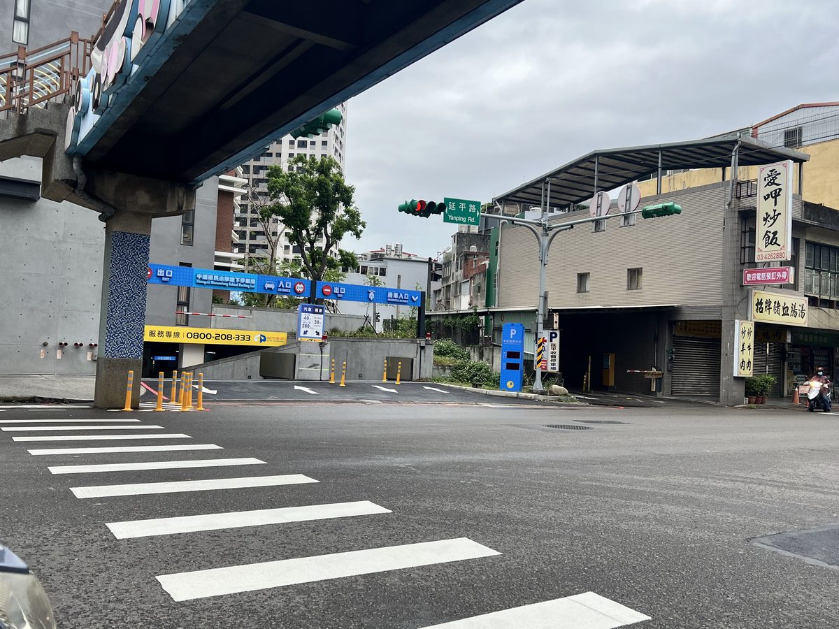 桃園中壢國小停車埸新增顯示車位燈箱 嘉惠北上駕駛清楚車位狀況