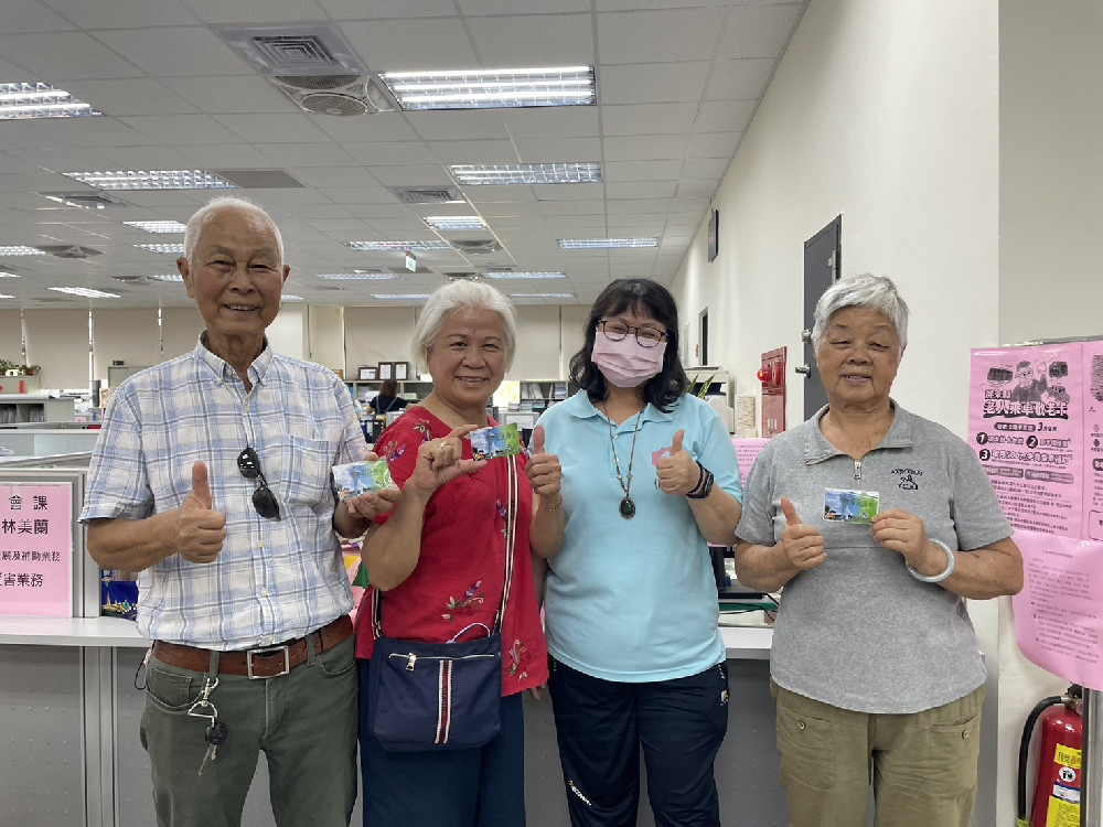 屏東縣敬老卡、博愛 (含陪伴) 卡即日起開放全縣各鄉鎮臨櫃製卡