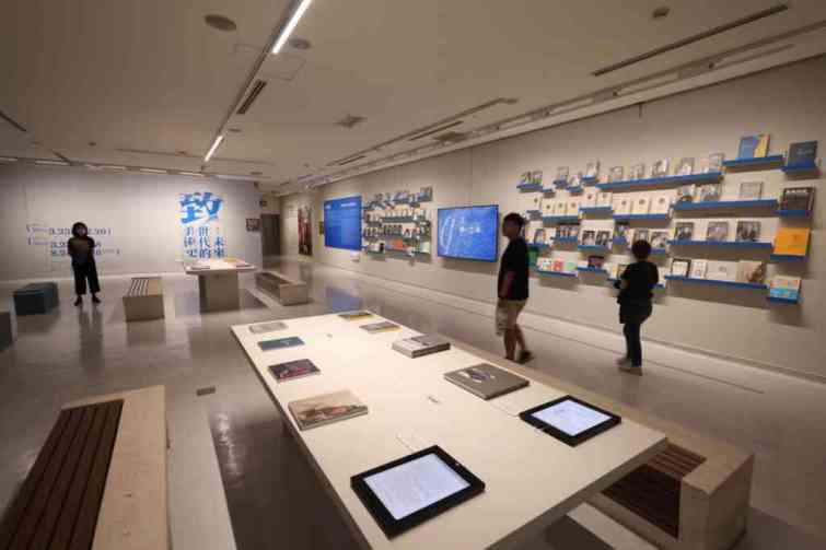 ▲「致未來世代的美術史」展場通道特別呈現國美館「家庭美術館─美術家傳記叢書」與「臺灣傑出藝術家紀錄片」兩項出版計畫，讓民眾透過觀看影片及翻閱書籍，走入臺灣跨越世代藝術家的創作歷史。（國美館提供）