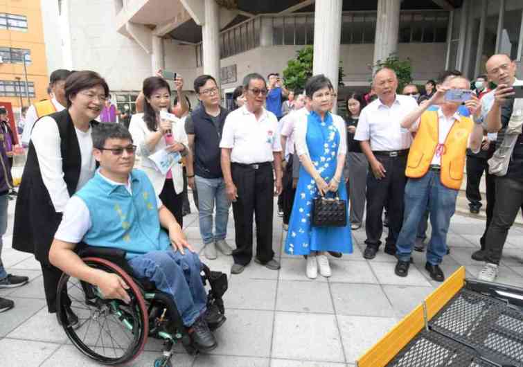▲彰化縣長王惠美協助身障者搭乘。（記者林明佑翻攝）