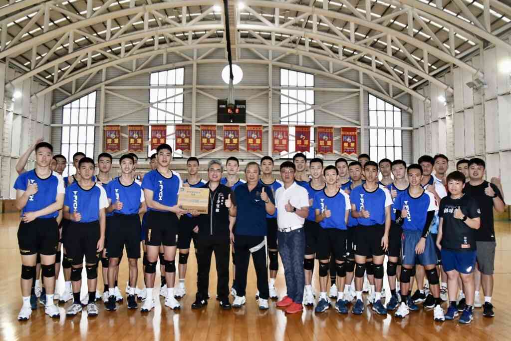 ▲ 運動局長李昱叡於日前前往豐原高商排球隊勉勵教練、選手與隊職員。(記者廖妙茜翻攝)