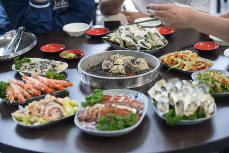 ▲來到東石絕對不能錯過的「烤蚵吃到飽。（嘉義縣政府提供）