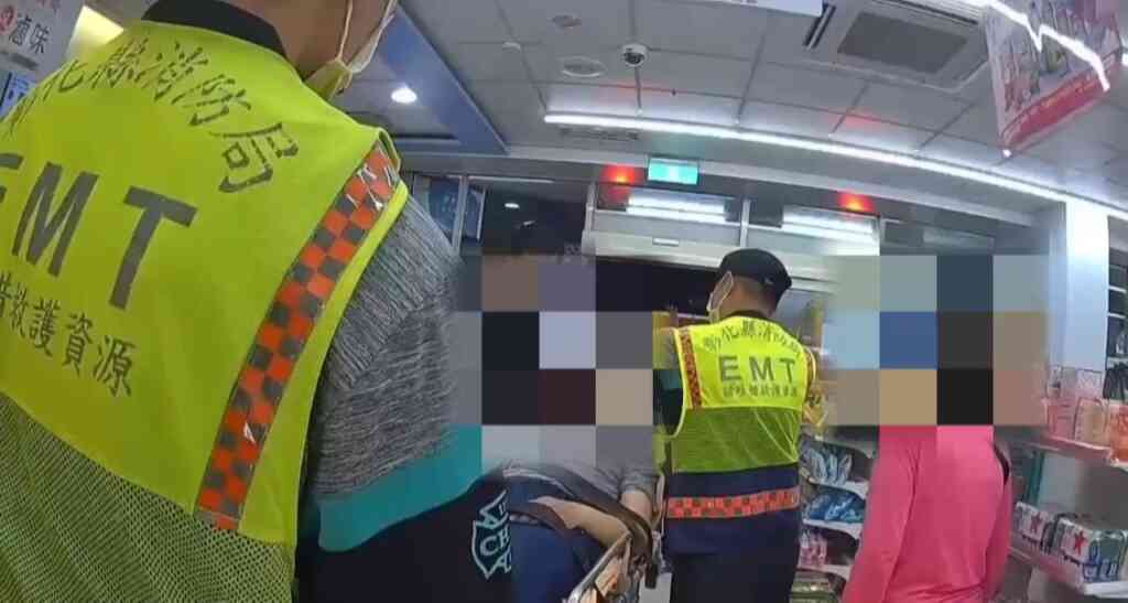 ▲精障男自鎖超商廁所,彰化警消合力破門搶救送醫。(記者林明佑翻攝)