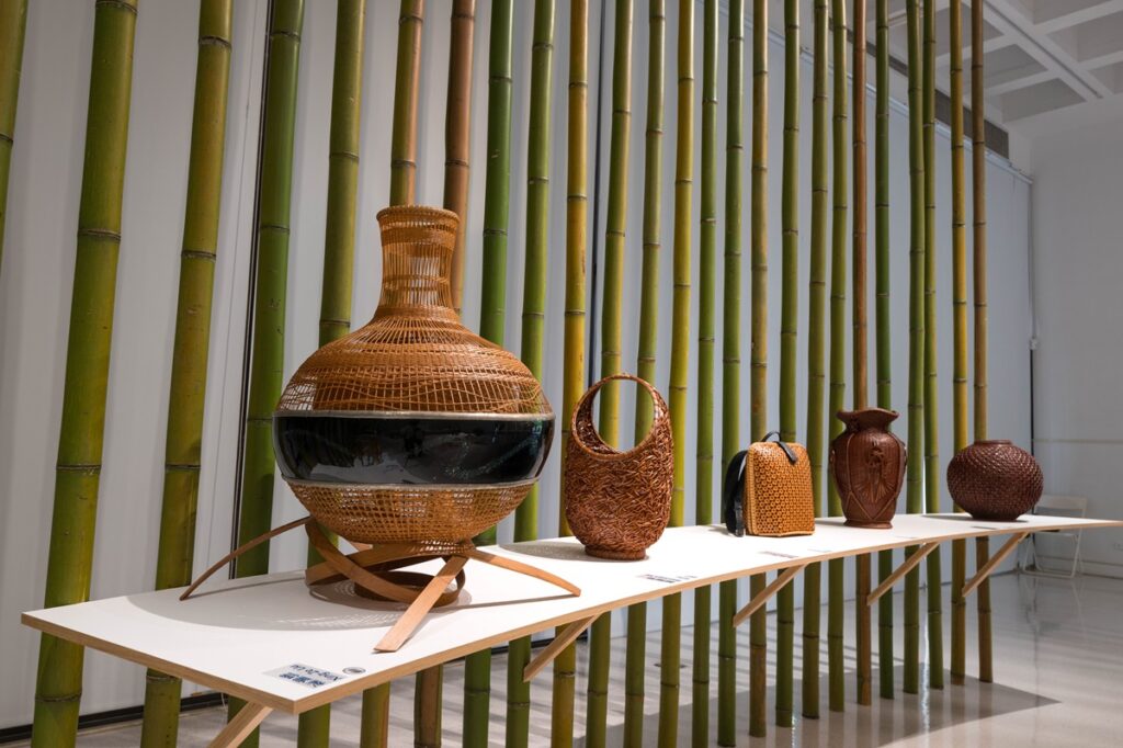 展覽中的第一展區展出常民竹工藝與臺灣竹工藝大師的匠心之作。(圖/工藝中心提供)
