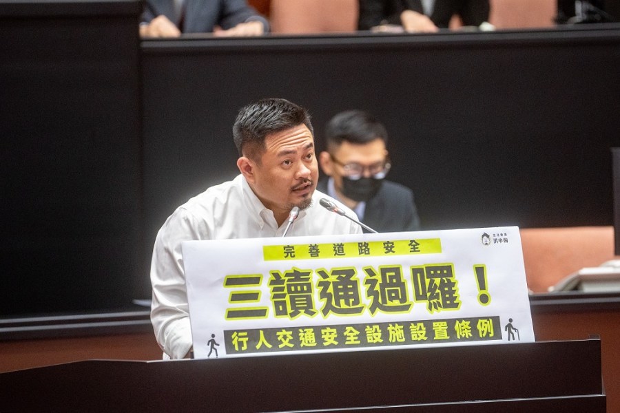 立院三讀通過《行人交通安全設施條例》 洪申翰:行人空間障礙物要排除 194 立院三讀通過《行人交通安全設施條例》 洪申翰:行人空間障礙物要排除 193