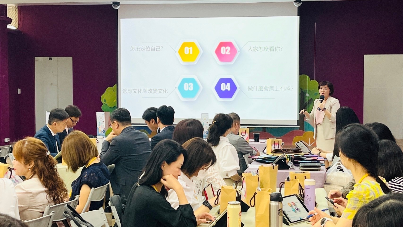 基市東光國小推動數位教育有成，國教院校長儲訓班率團參訪