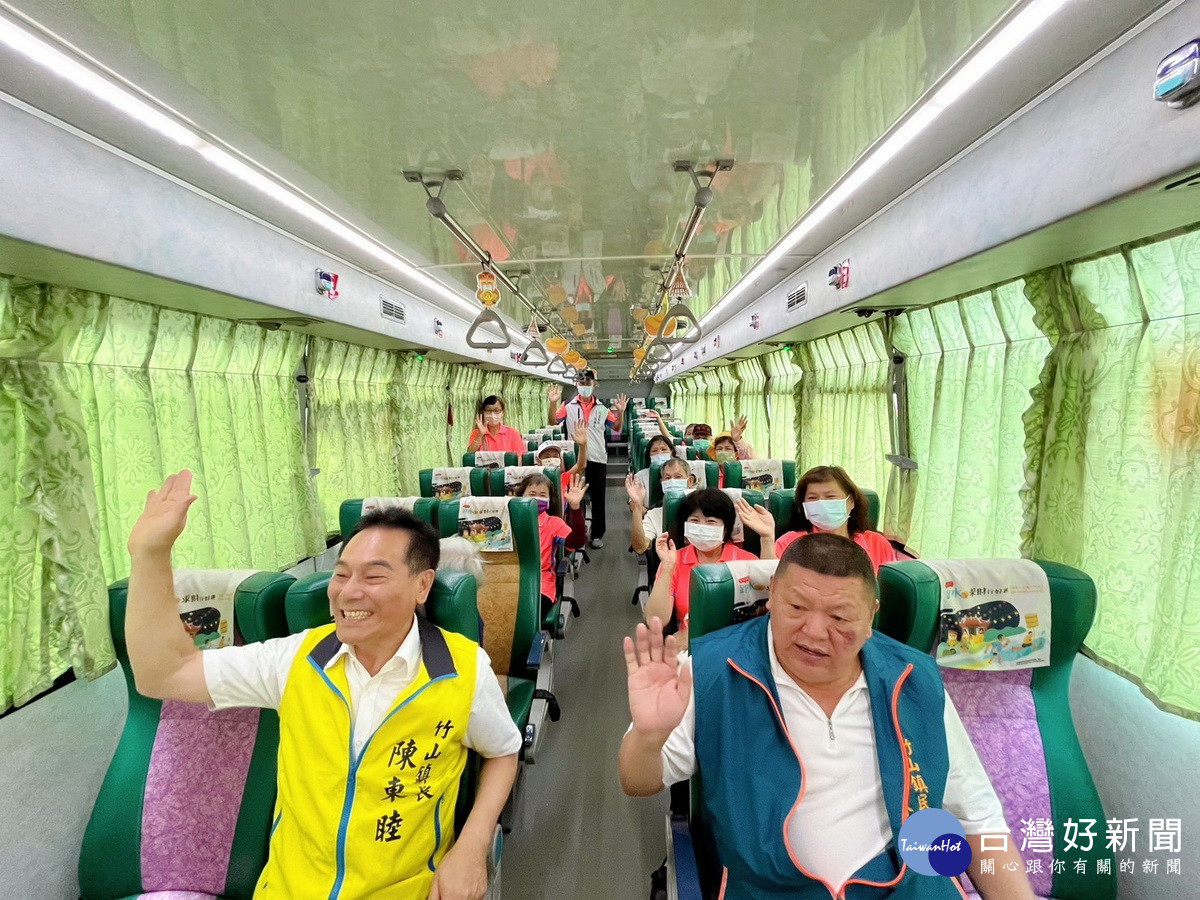 竹山鎮長陪長輩快樂出遊。(竹山公所提供)