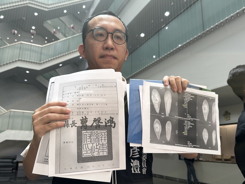 遭質疑特權兵役,劉彥澧出示多張個人體檢資料,說明因長有血管瘤,符合運動障礙功能的免役體位。中央社