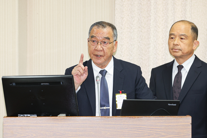 國防部長邱國正(左)17日到立院報告「潛艦國造建案沿革及目前進度」,並備質詢。中央社