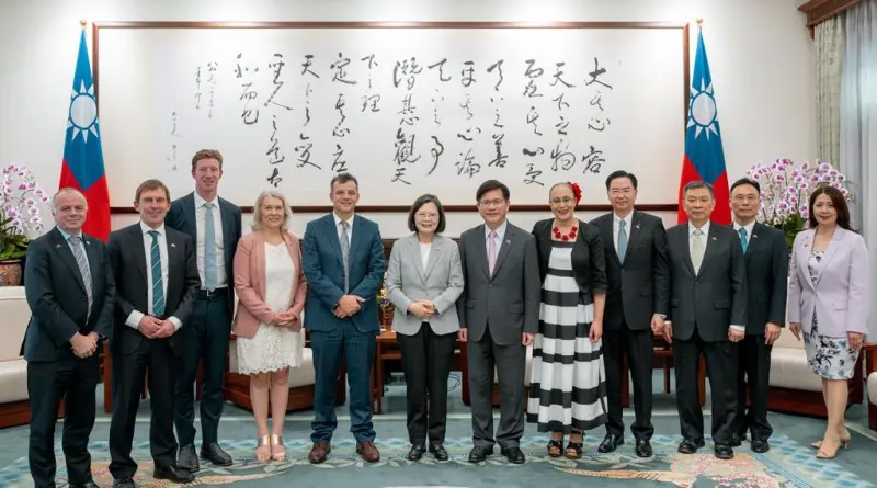 蔡英文總統接見「紐西蘭國會跨黨派友台小組訪台團」,在介紹與會來賓時,證實總統府秘書長林佳龍將接任外交部長。