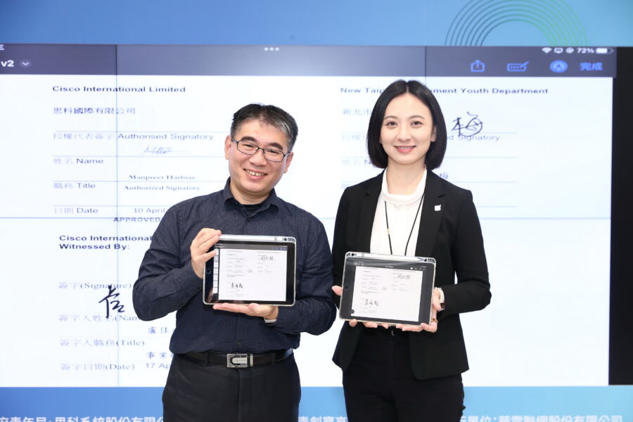 圖/青年局長邱兆梅(右)與思科工商事業群總經理盧佳成(左)共同簽署MOU,攜手新北培育數位人才。(新北市政府青年局提供)