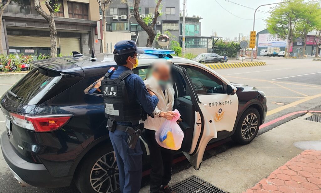 ▲圖說:員警送阿公返回住處,請鄰居多加照看,也通知家屬注意阿公狀況 (圖/台中市政府提供)
