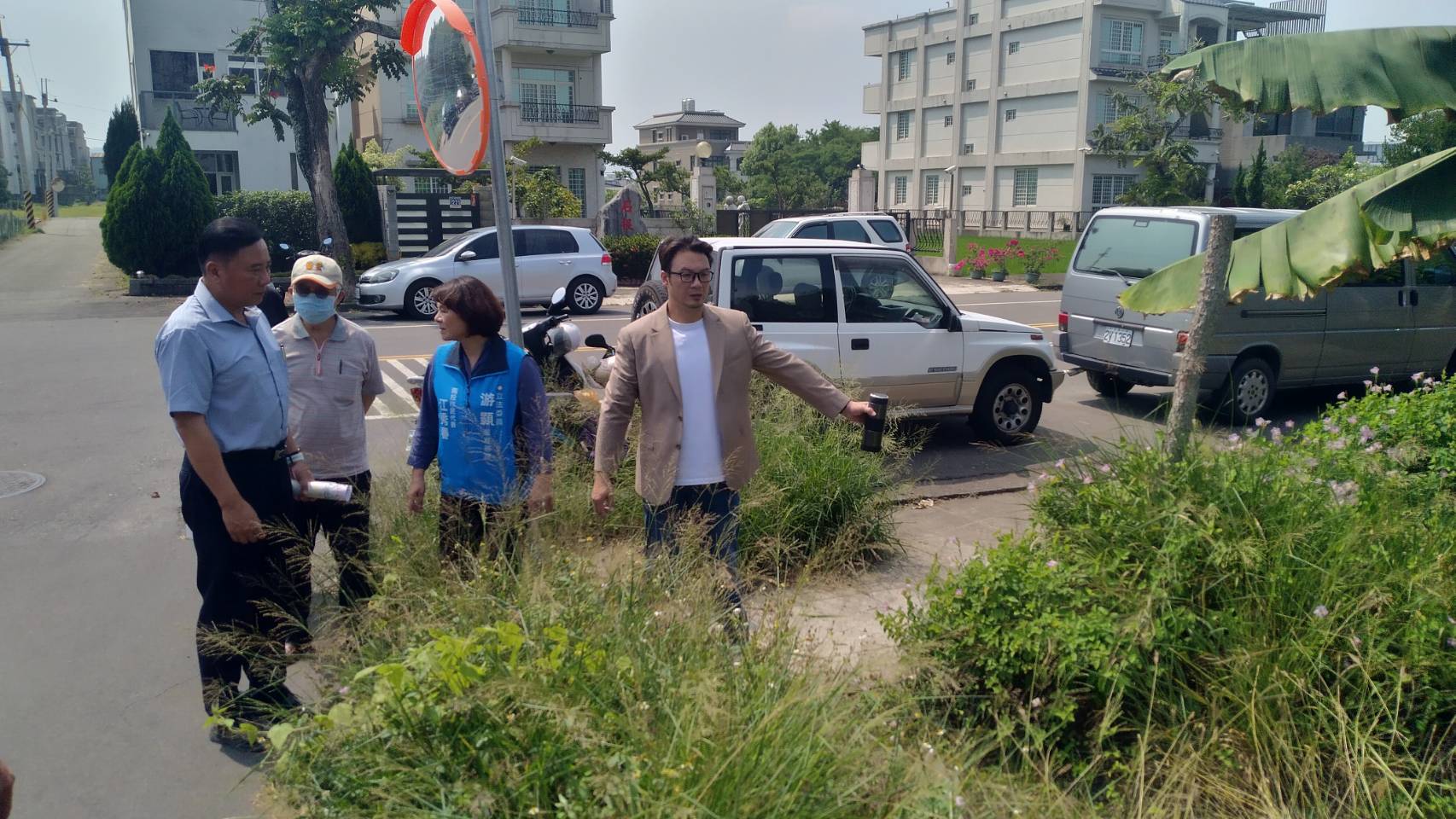 可能是 4 個人、街道和文字的圖像