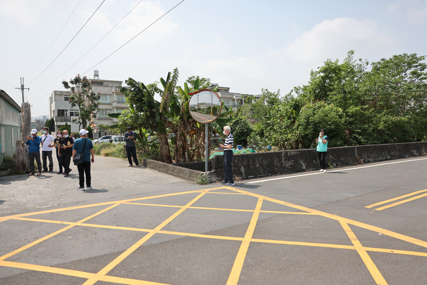 可能是 7 個人、道路和街道的圖像