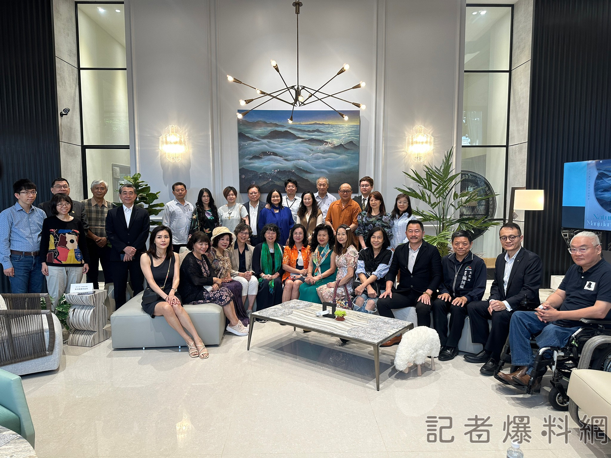 當總裁畫家遇見精品傢俱 江屘菊創作個展「自然.圓」與百年傢俱相輝映