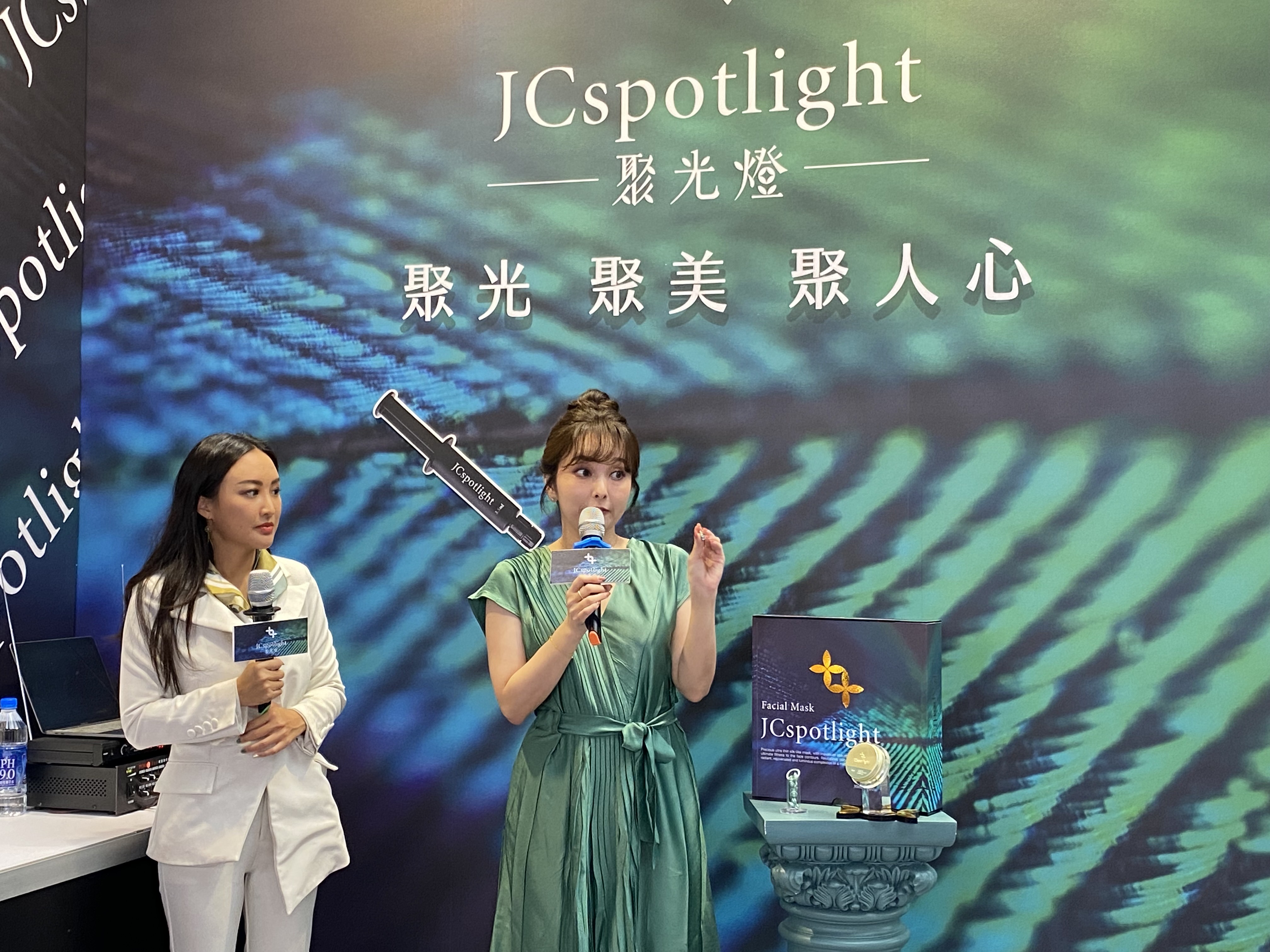▲聚光燈代言人愛紗 現身台北春季美容展(圖:記者 陳宜汶 翻攝)