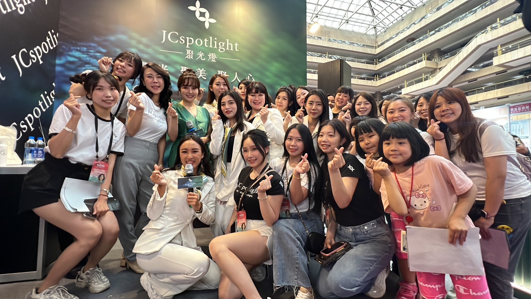 ▲聚光燈保養品牌邀女神千田愛紗擔任一日店長和民眾同樂（圖:記者 陳宜汶 翻攝）