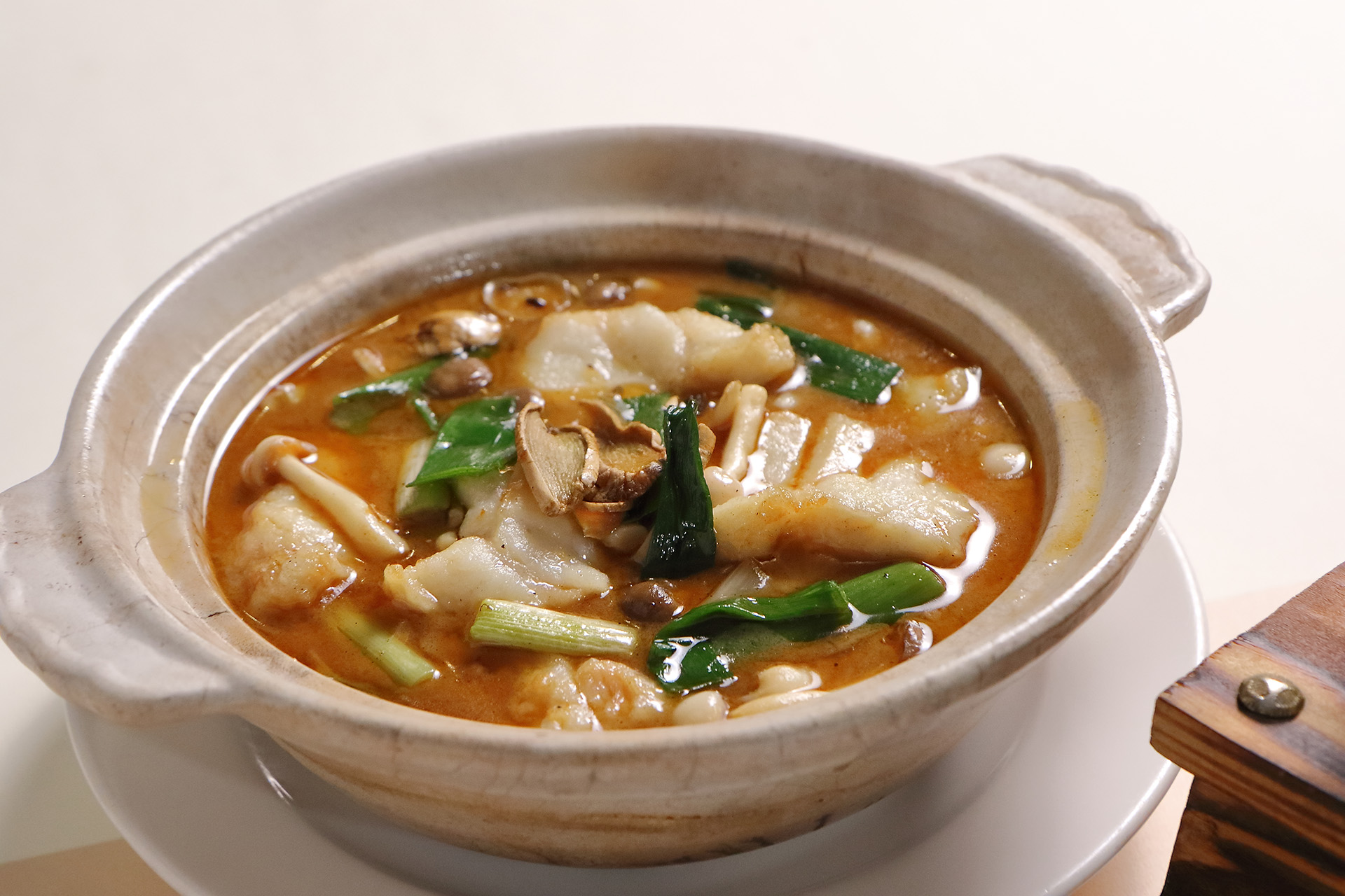 暖胃又暖心的「蔥香麻油龍膽魚」魚肉的肉質緊實，搭配沉穩濃郁的麻油香氣，讓湯頭更加濃厚