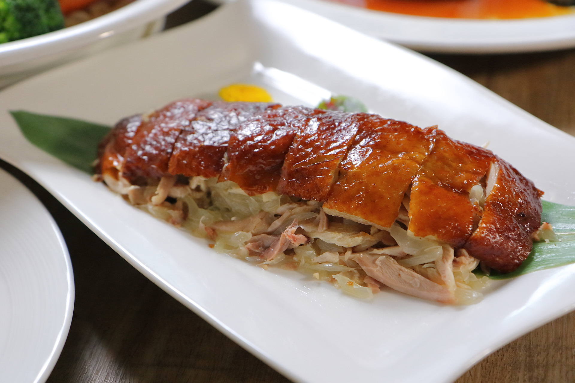 「香柚脆皮手撕雞」帶來雞肉與柚子的開胃清爽，搭配酥脆的雞皮，整個美味大爆發.