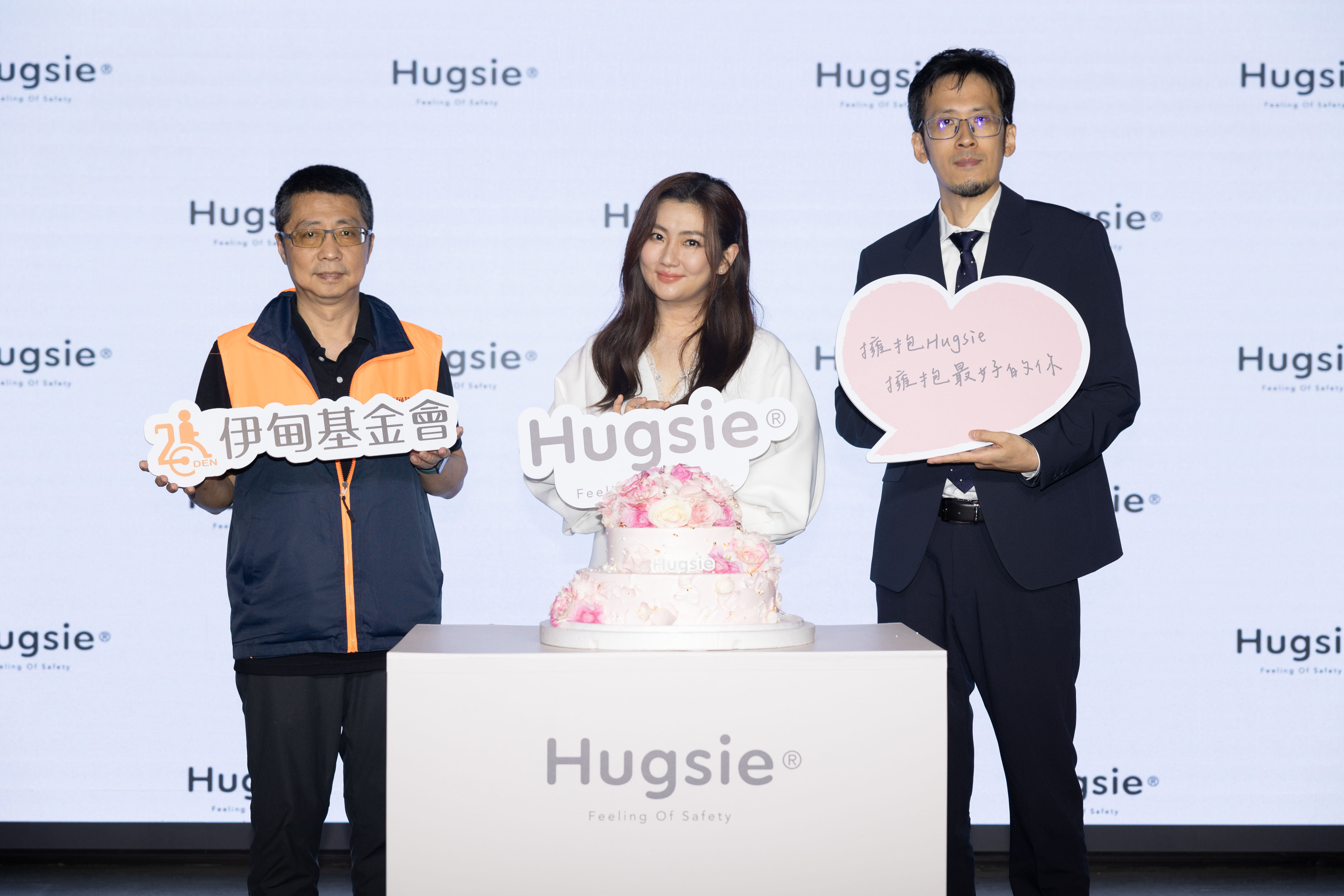 ▲右_Hugsie 洪敏捷 董事長_中_品牌代言人 Selina 任家萱_左_伊甸基金會 曹儉 副執行長(圖/創新聞記者陳光蘊翻攝)