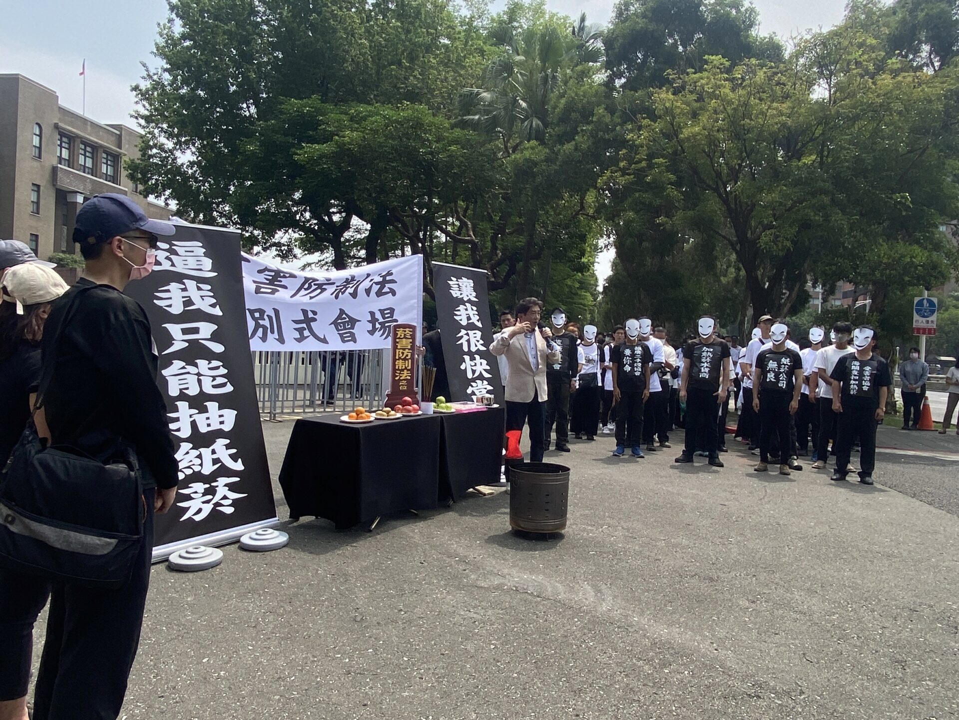 民眾怒懟《菸害防制法》修法　「告別式」抗議政府執法不彰