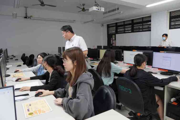 ▲大葉大學資管系輔導學生準備證照考試。（大葉大學提供）